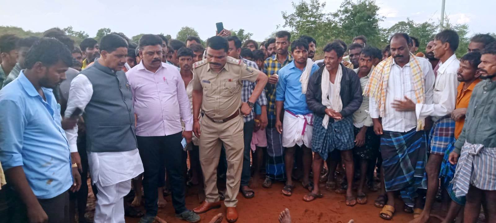 ಜಗಳೂರು ತಾಲೂಕಿನ ಅಣಬೂರು ಗೊಲ್ಲರಹಟ್ಟಿ ಗ್ರಾಮದಲ್ಲಿ ಸಿಡಿಲು ಬಡಿದು ಸಾವನ್ನಪ್ಪಿದ ಸ್ಥಳಕ್ಕೆ ಶಾಸಕ ಬಿ.ದೇವೇಂದ್ರಪ್ಪ, ತಹಶೀಲ್ದಾರ್ ಜಿ.ಸಂತೋಷ್ಕುಮಾರ್ ಭೇಟಿ ನೀಡಿ ಪರಿಶೀಲಿಸಿದರು.