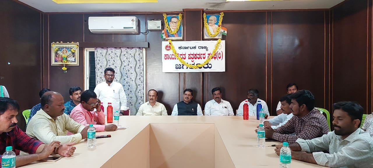 ಜಗಳೂರಿನ ಪತ್ರಕರ್ತರ ಭವನದಲ್ಲಿ ಸೋಮವಾರ ತಾಲೂಕು ಕಾರ್ಯನಿರತ ಪತ್ರಕರ್ತರ ಸಂಘದಿಂದ ಹಮ್ಮಿಕೊಂಡಿದ್ದ ಪತ್ರಿಕಾ ದಿನಾಚರಣೆ ಕಾರ್ಯಕ್ರಮದಲ್ಲಿ ವಿವಿಧ ಬೇಡಿಕೆಗಳನ್ನು ಈಡೇರಿಸುವಂತೆ ಶಾಸಕ ಚಿಕ್ಕಮ್ಮನಹಟ್ಟಿ ಬಿ.ದೇವೇಂದ್ರಪ್ಪ ಅವರಿಗೆ ಪತ್ರಕರ್ತರು ಮನವಿ ಸಲ್ಲಿಸಿದರು.