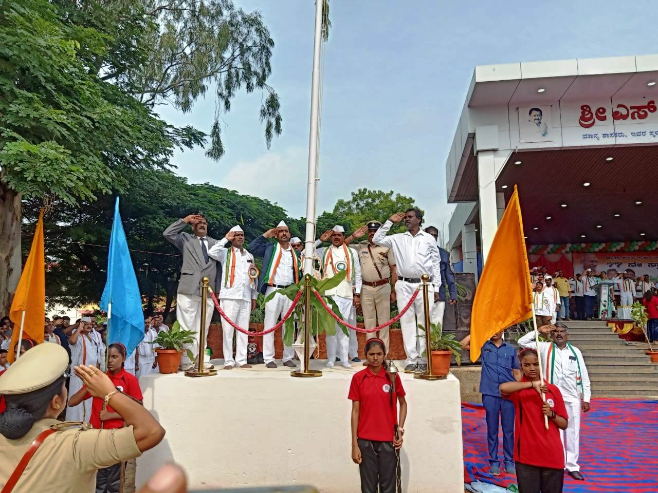 ಜಗಳೂರು ಪಟ್ಟಣದ ಬಯಲು ರಂಗ ಮಂದಿರದಲ್ಲಿ ಶಾಸಕ ಬಿ.ದೇವೇಂದ್ರಪ್ಪ ಮತ್ತು ತಹಶೀಲ್ದಾರ್ ಸೈಯದ್ ಕಲೀಂ ಉಲ್ಲಾ ಧ್ವಜಾರೋಹಣ ನೆರವೇರಿಸಿದರು.