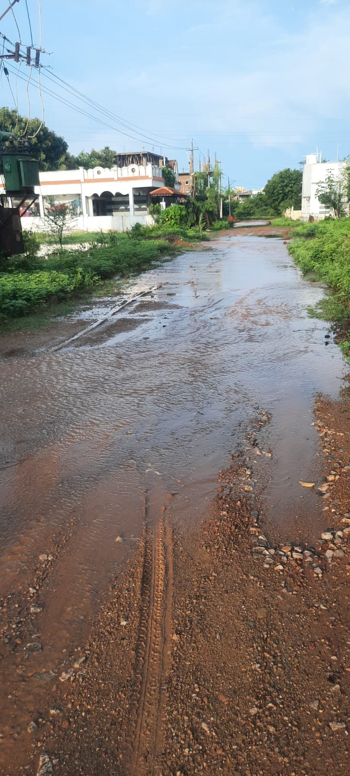 ಕೃಷ್ಣ ಬಡಾವಣೆಯಲ್ಲಿ ಚರಂಡಿ ಕ್ಲೀನ್ ಮಾಡದೇ ಇರುವುದರಿಂದ ಮಳೆ ನೀರು ಸರಾಗವಾಗಿ ಹರಿಯದೆ ರಸ್ತೆಯ ಮೇಲೆ ನೀರು ಹರಿಯುತ್ತಿದೆ